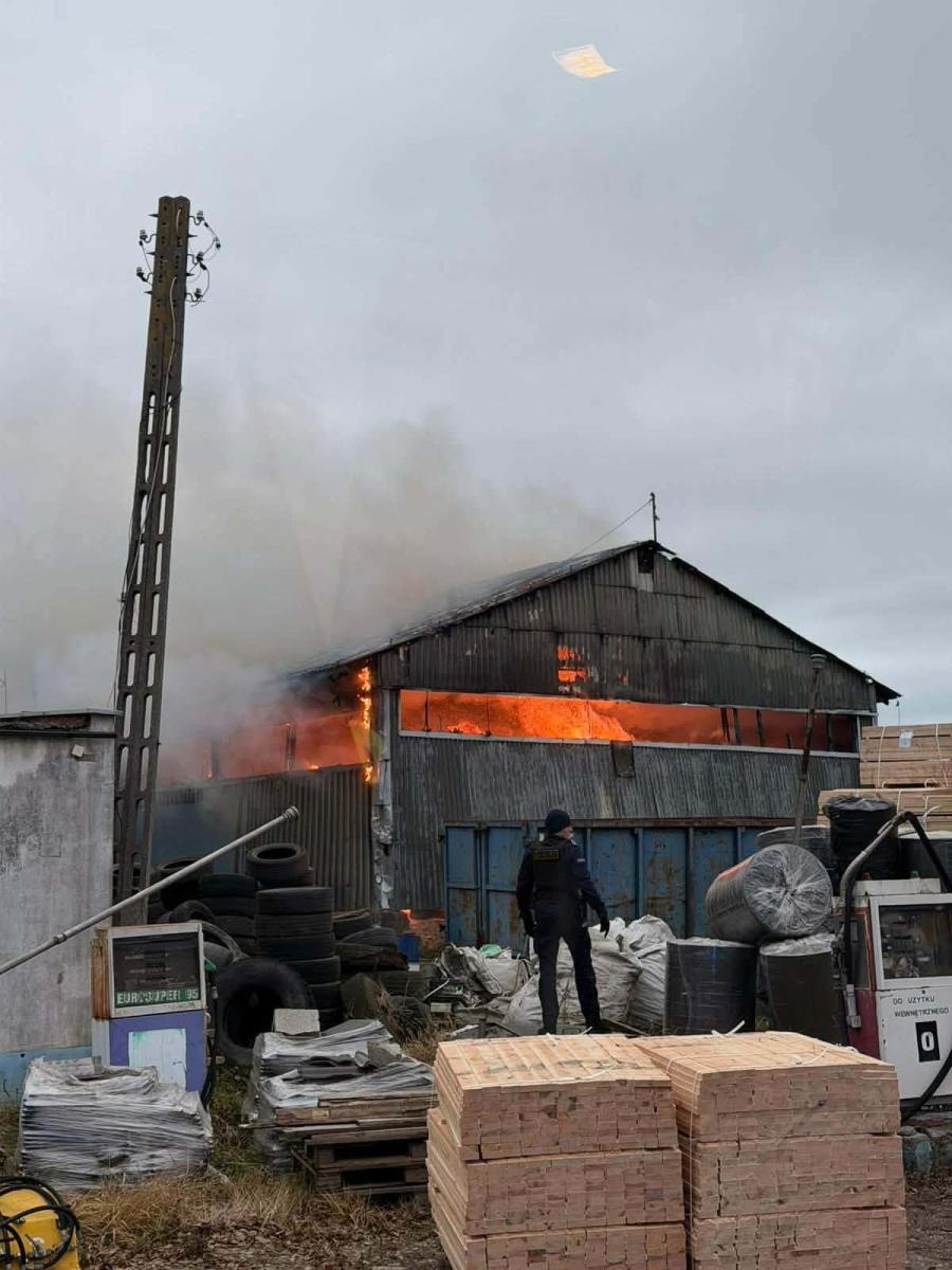 Zdjęcie w galerii na portalu naszraciborz.pl: Pożar hali w Pawłowie. W akcji przy ul. Gamowskiej jedenaście zastępów [FOTO i WIDEO] wiadomości z regionu