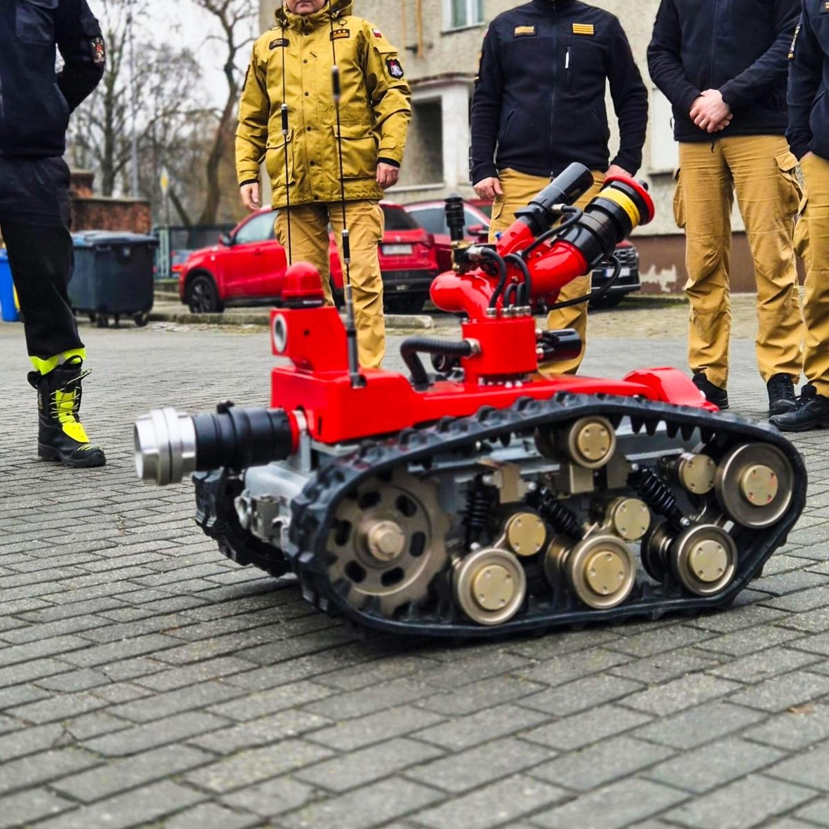 Zdjęcie w galerii na portalu naszraciborz.pl: Nowoczesne wsparcie dla strażaków w Raciborzu – do Komendy trafił robot gaśniczy FMBOT 2400 wiadomości z regionu