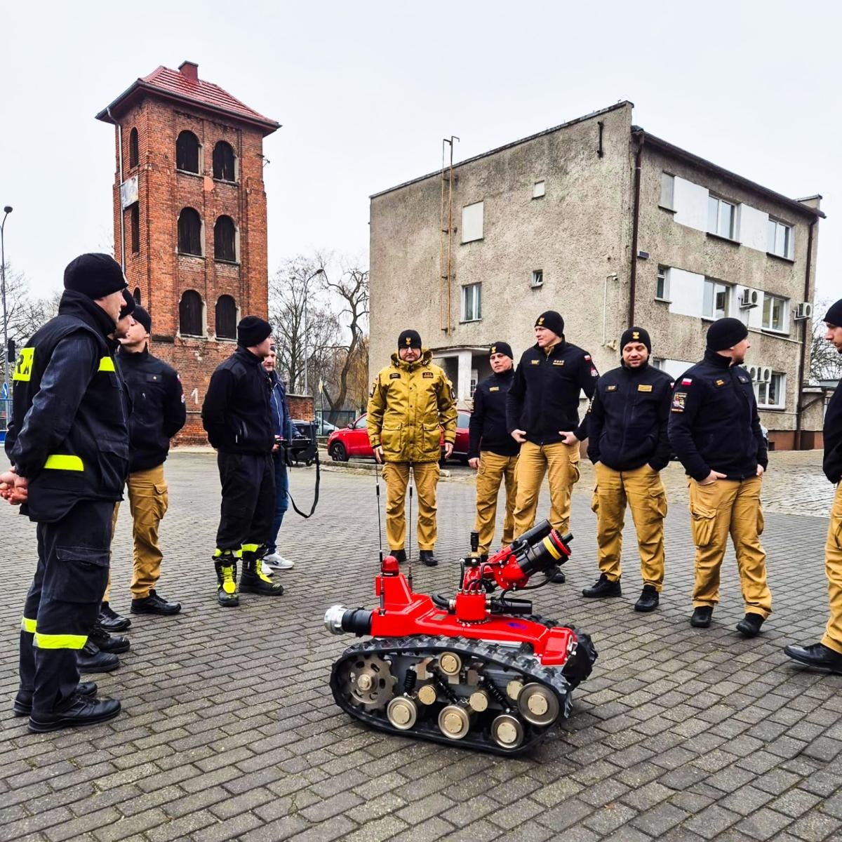 Zdjęcie w galerii na portalu naszraciborz.pl: Nowoczesne wsparcie dla strażaków w Raciborzu – do Komendy trafił robot gaśniczy FMBOT 2400 wiadomości z regionu