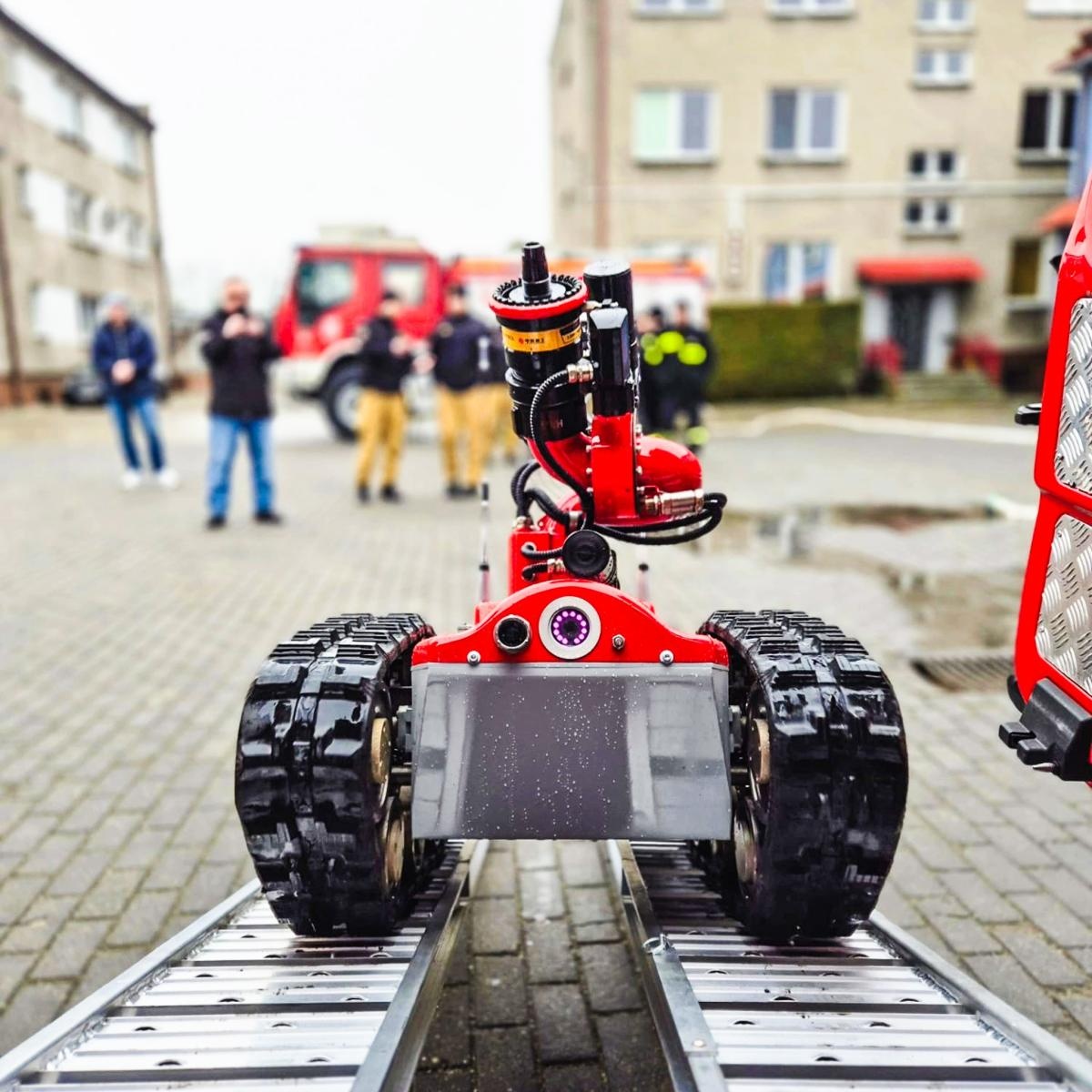 Zdjęcie w galerii na portalu naszraciborz.pl: Nowoczesne wsparcie dla strażaków w Raciborzu – do Komendy trafił robot gaśniczy FMBOT 2400 wiadomości z regionu