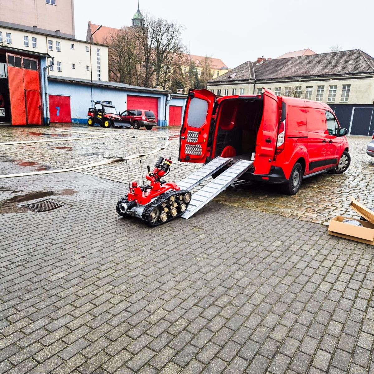 Zdjęcie w galerii na portalu naszraciborz.pl: Nowoczesne wsparcie dla strażaków w Raciborzu – do Komendy trafił robot gaśniczy FMBOT 2400 wiadomości z regionu