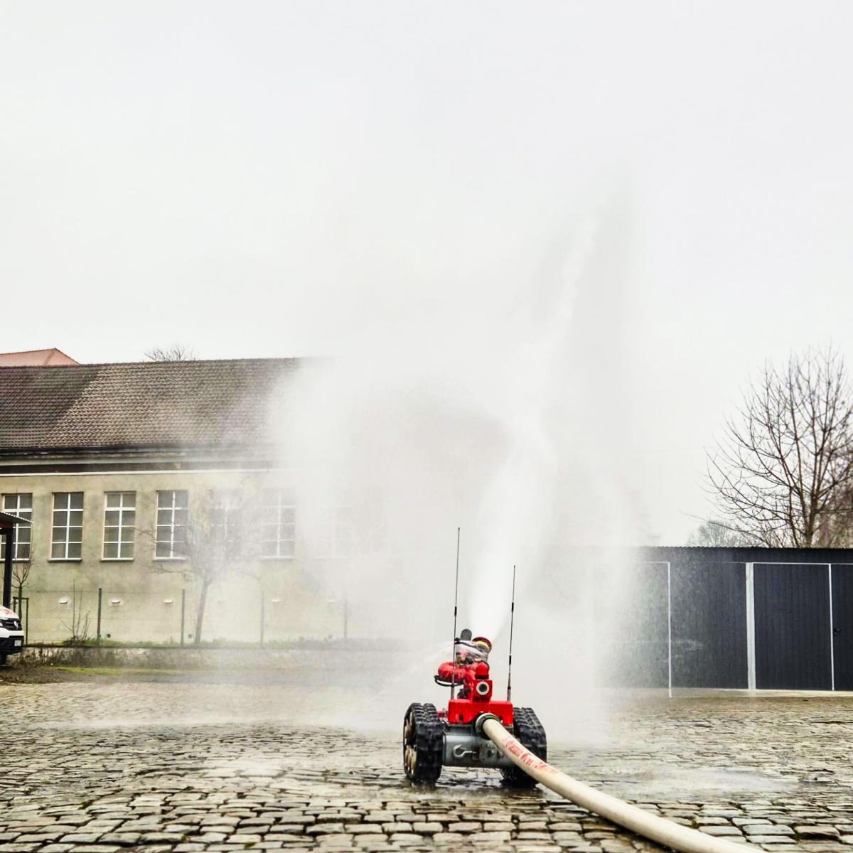 Zdjęcie w galerii na portalu naszraciborz.pl: Nowoczesne wsparcie dla strażaków w Raciborzu – do Komendy trafił robot gaśniczy FMBOT 2400 wiadomości z regionu