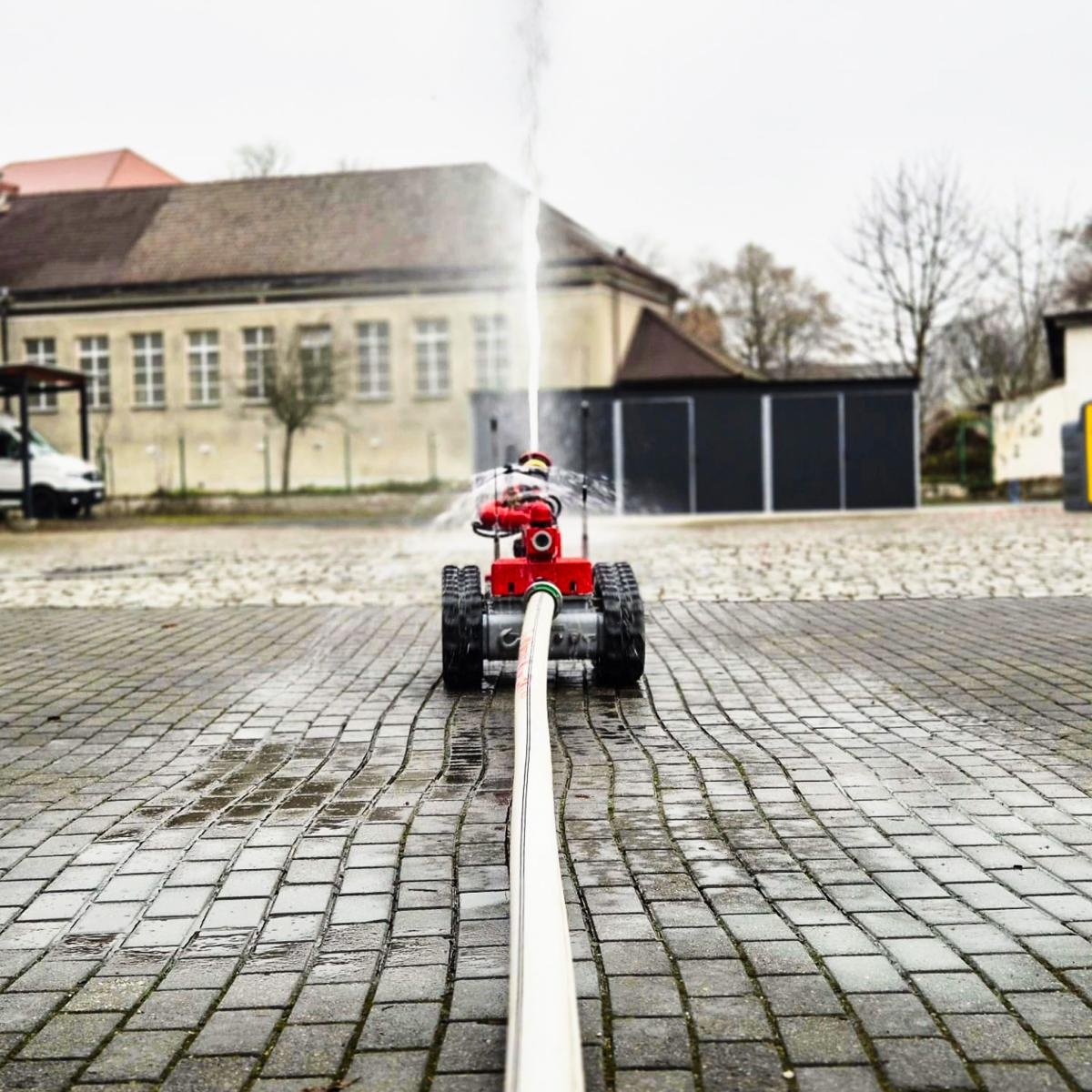 Zdjęcie w galerii na portalu naszraciborz.pl: Nowoczesne wsparcie dla strażaków w Raciborzu – do Komendy trafił robot gaśniczy FMBOT 2400 wiadomości z regionu