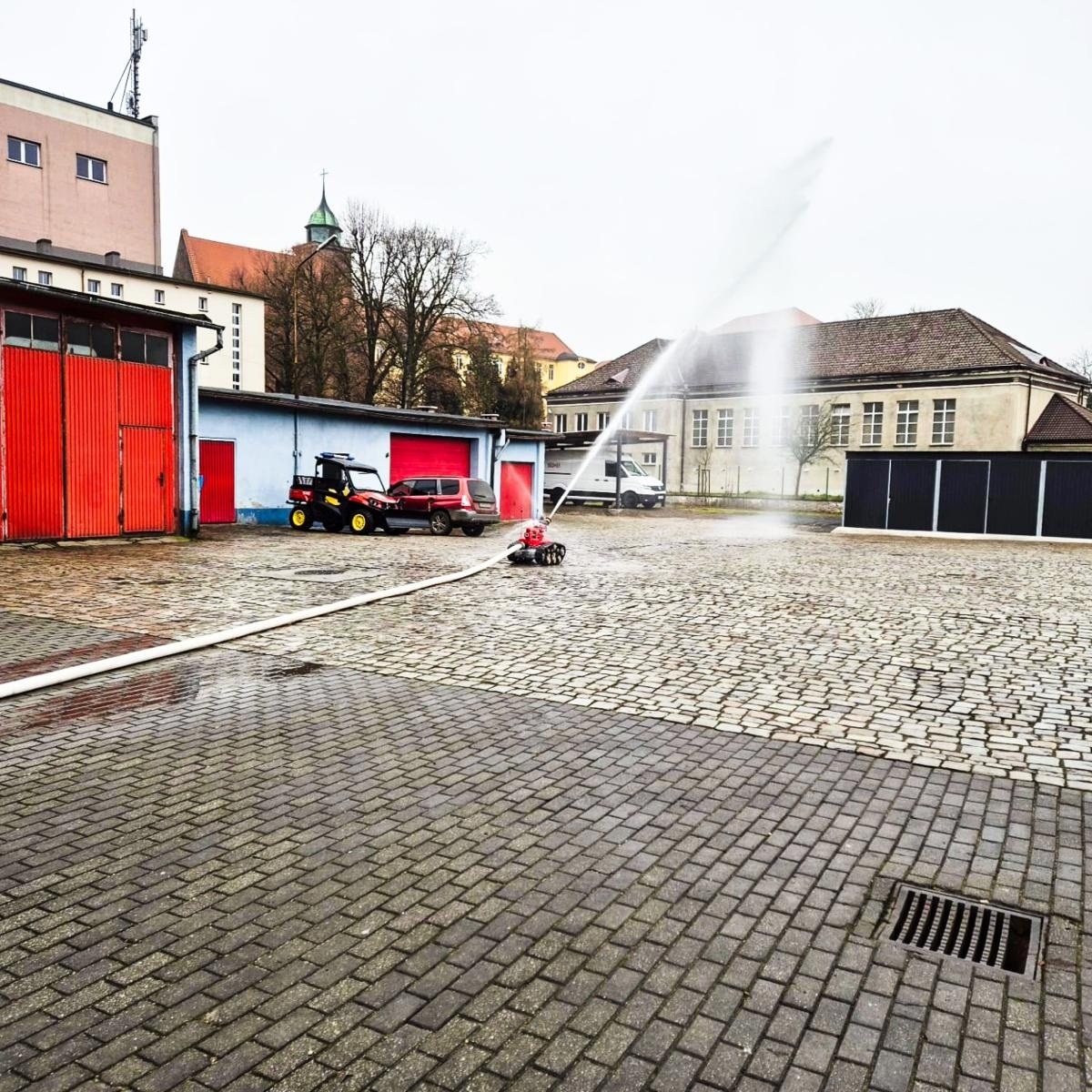 Zdjęcie w galerii na portalu naszraciborz.pl: Nowoczesne wsparcie dla strażaków w Raciborzu – do Komendy trafił robot gaśniczy FMBOT 2400 wiadomości z regionu