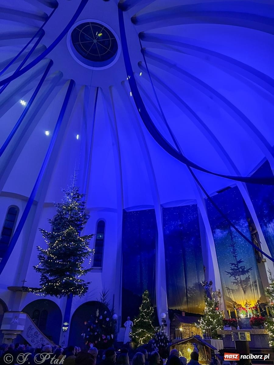 Zdjęcie w galerii na portalu naszraciborz.pl: Cicha noc rozbrzmiała w raciborskich świątyniach. Boże Narodzenie jako święto wiary i bliskości [FOTO i WIDEO] wiadomości z regionu
