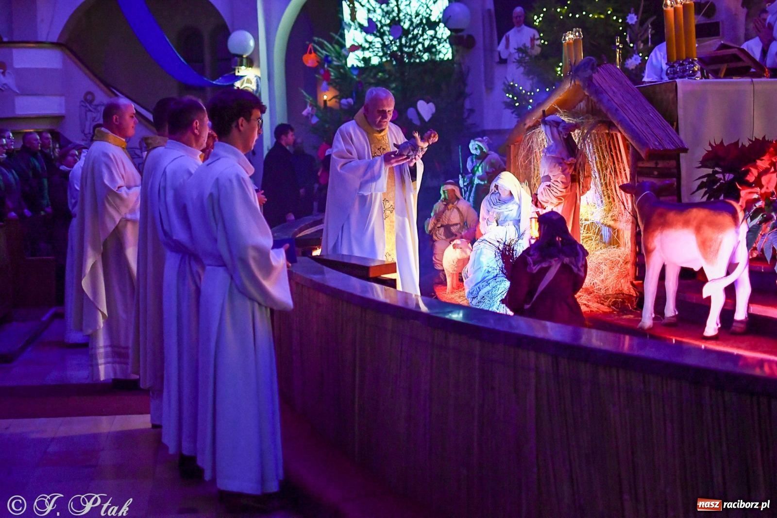 Zdjęcie w galerii na portalu naszraciborz.pl: Cicha noc rozbrzmiała w raciborskich świątyniach. Boże Narodzenie jako święto wiary i bliskości [FOTO i WIDEO] wiadomości z regionu