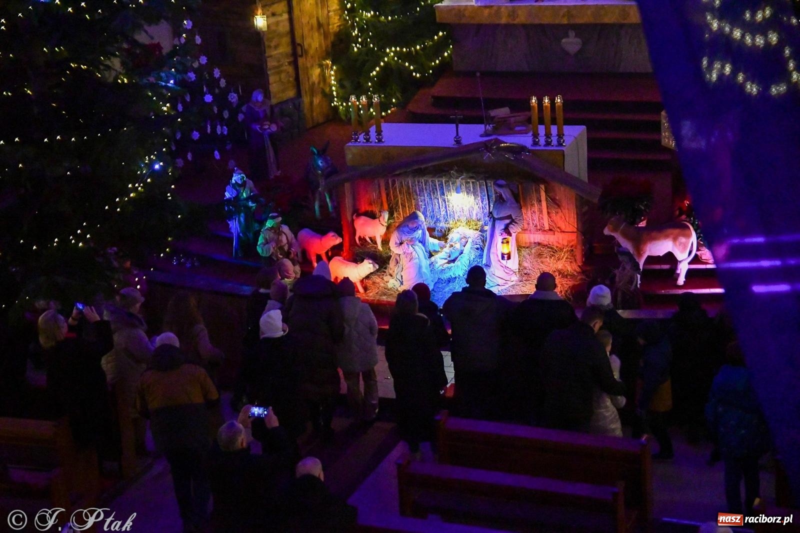 Zdjęcie w galerii na portalu naszraciborz.pl: Cicha noc rozbrzmiała w raciborskich świątyniach. Boże Narodzenie jako święto wiary i bliskości [FOTO i WIDEO] wiadomości z regionu