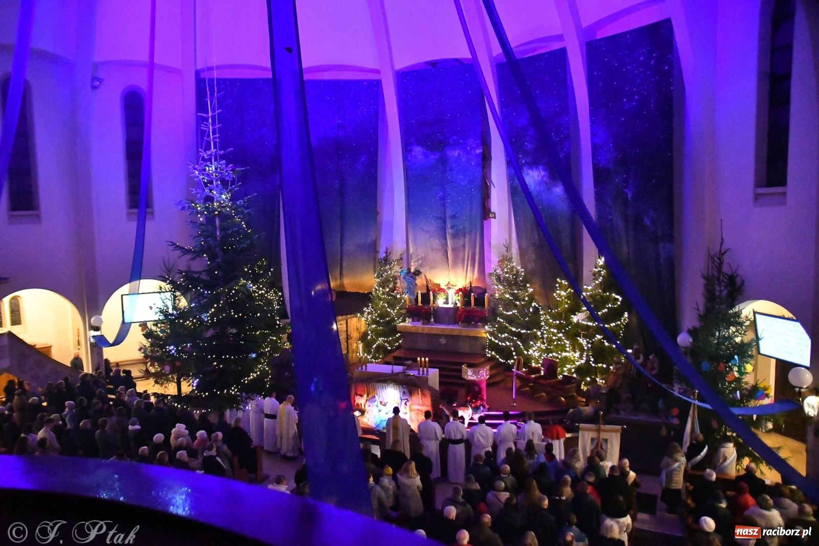 Zdjęcie w galerii na portalu naszraciborz.pl: Cicha noc rozbrzmiała w raciborskich świątyniach. Boże Narodzenie jako święto wiary i bliskości [FOTO i WIDEO] wiadomości z regionu