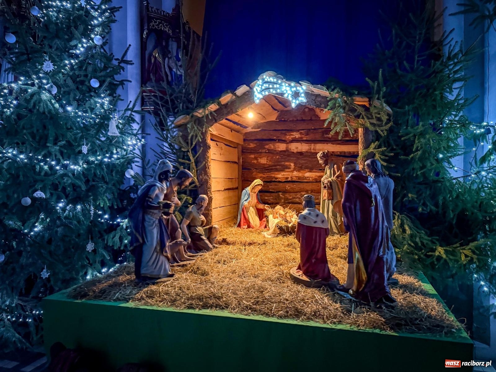 Zdjęcie w galerii na portalu naszraciborz.pl: Świąteczna atrakcja przy kościele na Ostrogu. Żywa szopka i kolędowanie w parafii św. Jana Chrzciciela [FOTO] wiadomości z regionu
