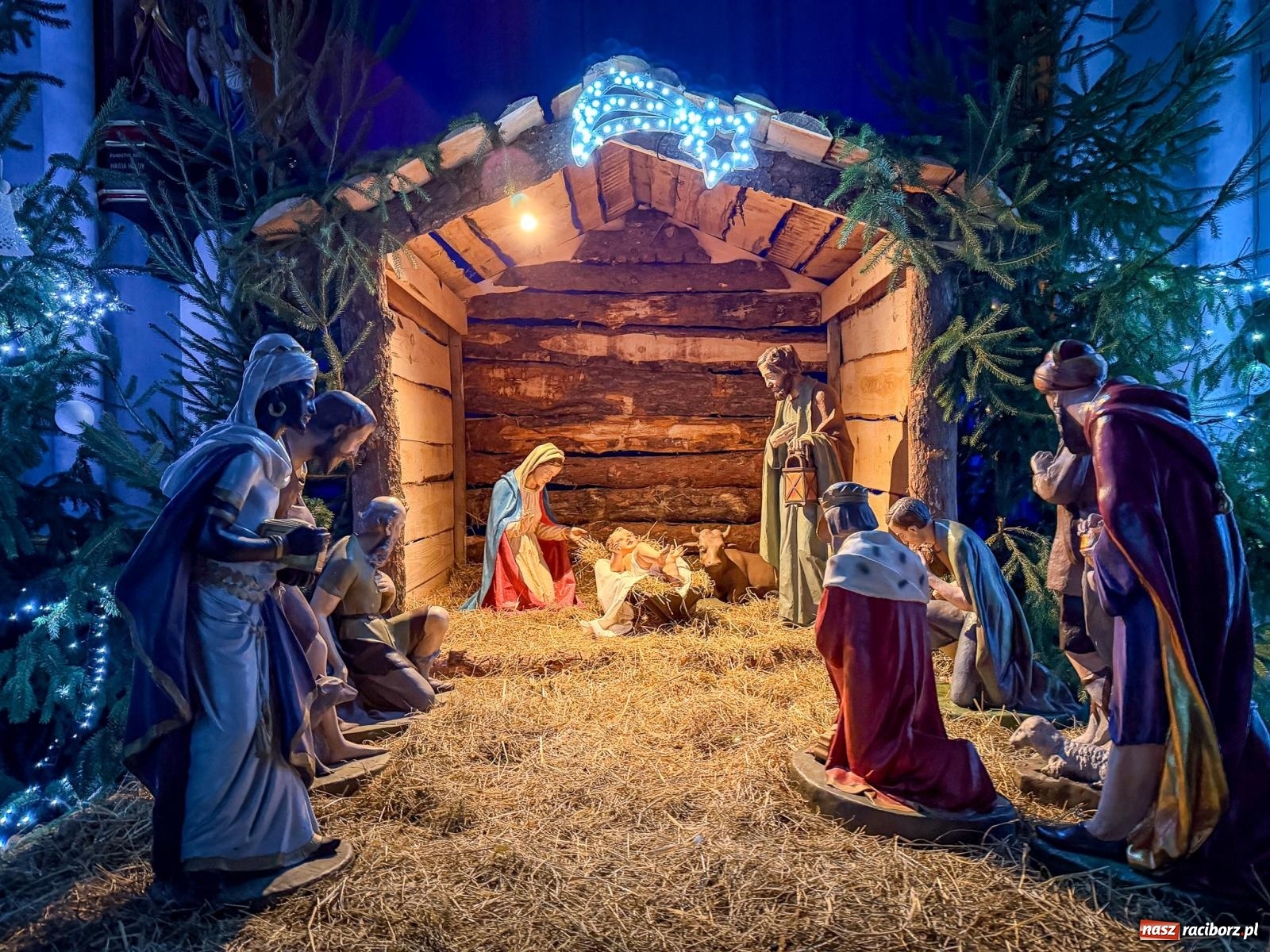 Zdjęcie w galerii na portalu naszraciborz.pl: Świąteczna atrakcja przy kościele na Ostrogu. Żywa szopka i kolędowanie w parafii św. Jana Chrzciciela [FOTO] wiadomości z regionu