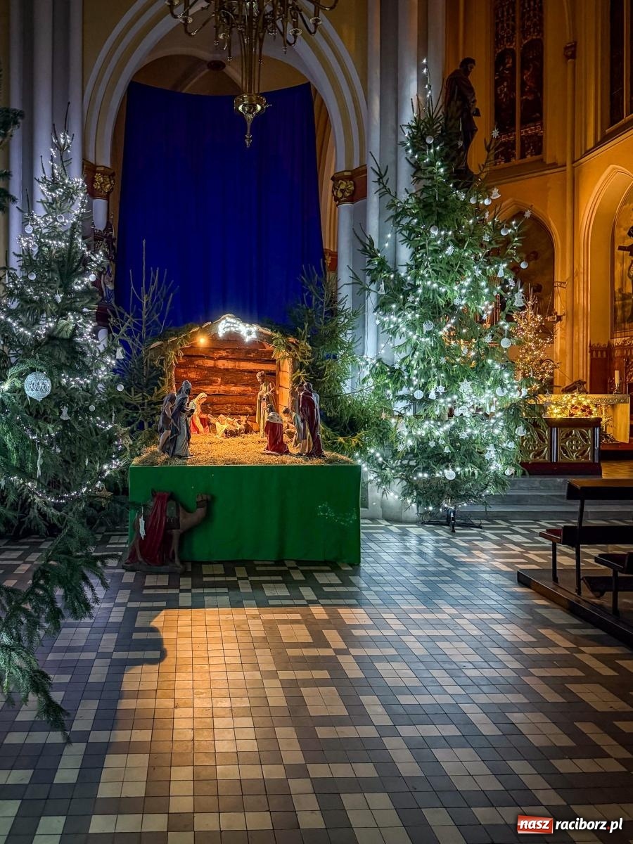 Zdjęcie w galerii na portalu naszraciborz.pl: Świąteczna atrakcja przy kościele na Ostrogu. Żywa szopka i kolędowanie w parafii św. Jana Chrzciciela [FOTO] wiadomości z regionu