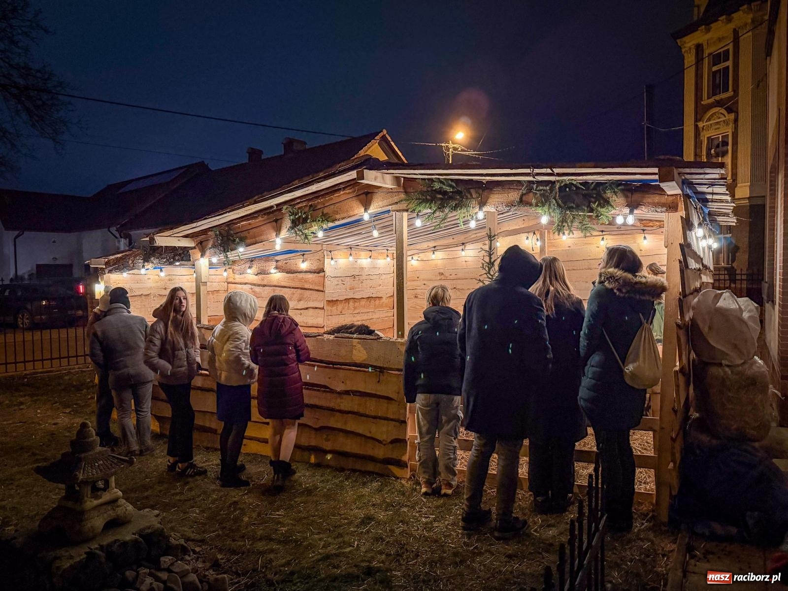 Zdjęcie w galerii na portalu naszraciborz.pl: Świąteczna atrakcja przy kościele na Ostrogu. Żywa szopka i kolędowanie w parafii św. Jana Chrzciciela [FOTO] wiadomości z regionu