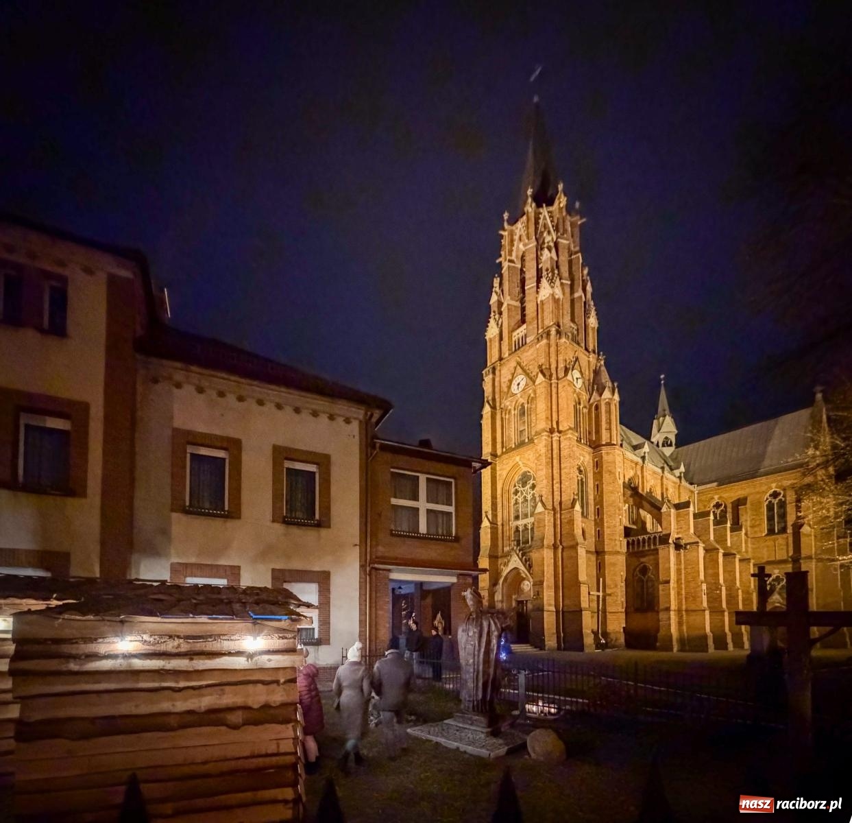 Zdjęcie w galerii na portalu naszraciborz.pl: Świąteczna atrakcja przy kościele na Ostrogu. Żywa szopka i kolędowanie w parafii św. Jana Chrzciciela [FOTO] wiadomości z regionu