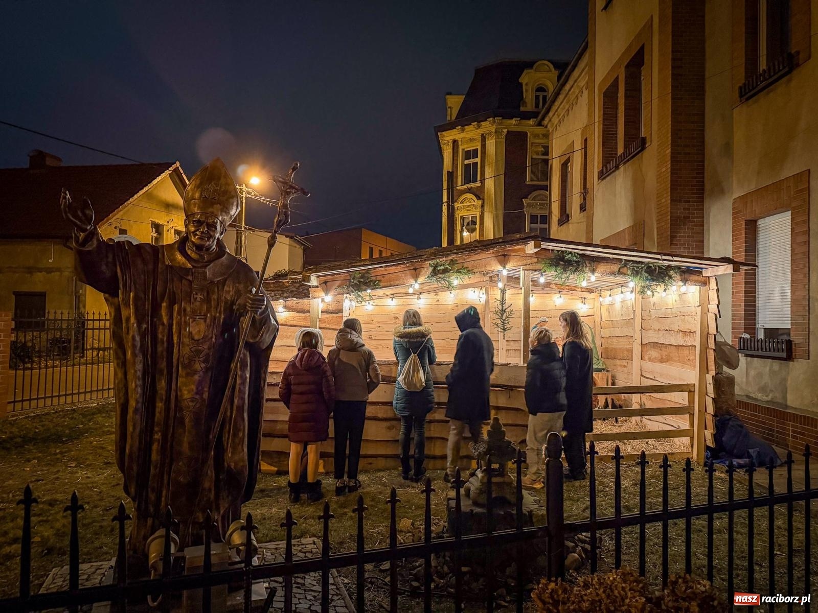 Zdjęcie w galerii na portalu naszraciborz.pl: Świąteczna atrakcja przy kościele na Ostrogu. Żywa szopka i kolędowanie w parafii św. Jana Chrzciciela [FOTO] wiadomości z regionu