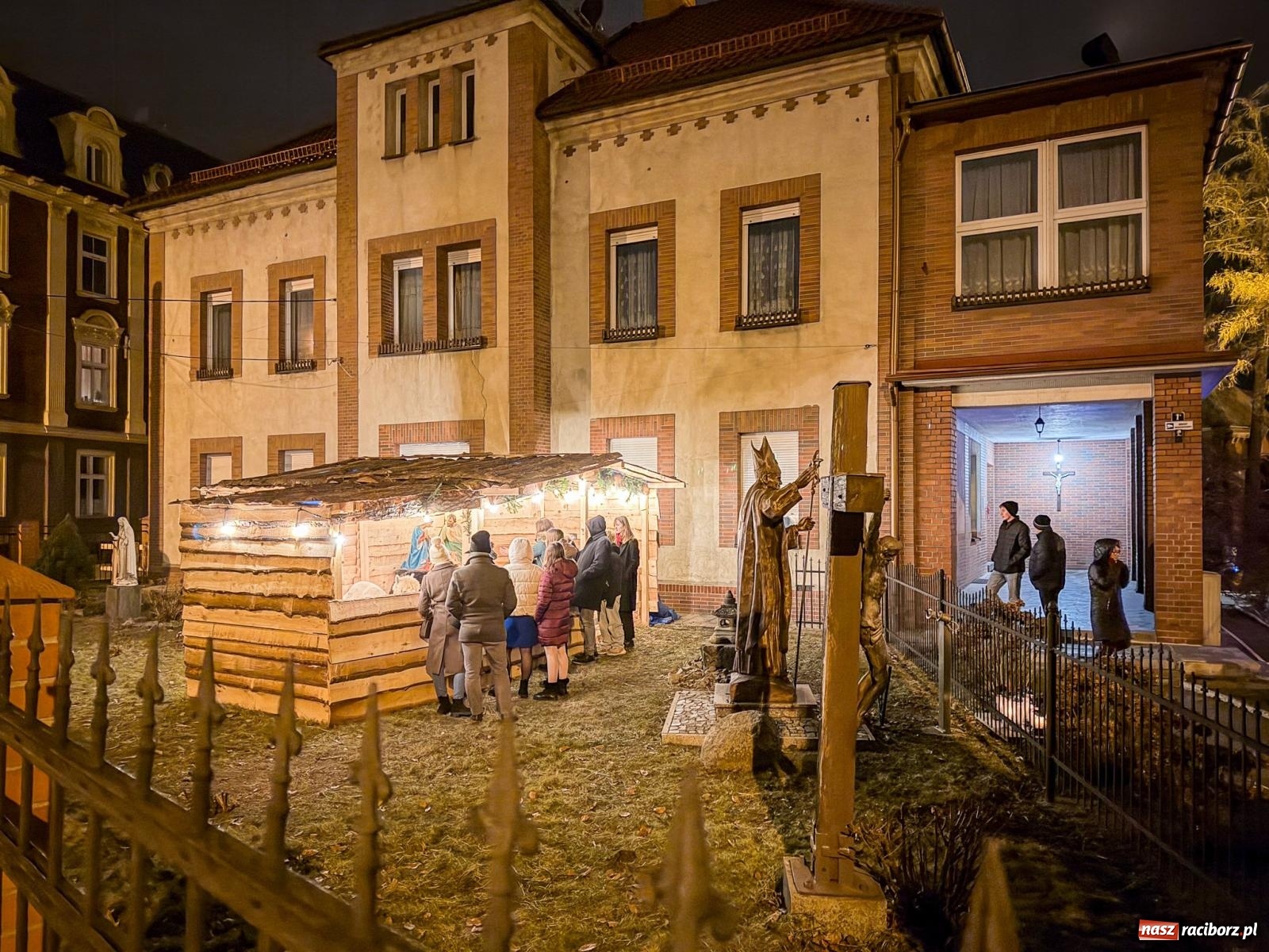 Zdjęcie w galerii na portalu naszraciborz.pl: Świąteczna atrakcja przy kościele na Ostrogu. Żywa szopka i kolędowanie w parafii św. Jana Chrzciciela [FOTO] wiadomości z regionu