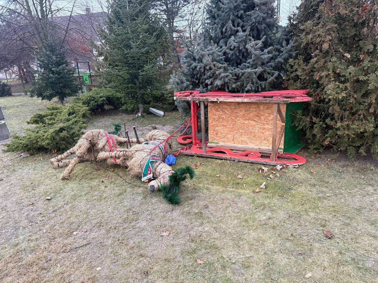 Zdjęcie w galerii na portalu naszraciborz.pl: Kolejna dewastacja świątecznych dekoracji w Krzyżanowicach wiadomości z regionu
