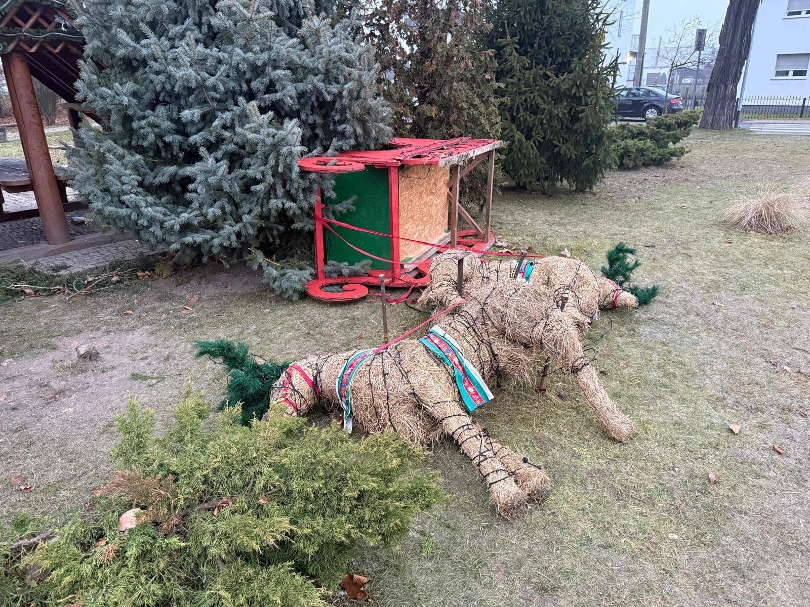 Zdjęcie w galerii na portalu naszraciborz.pl: Kolejna dewastacja świątecznych dekoracji w Krzyżanowicach wiadomości z regionu