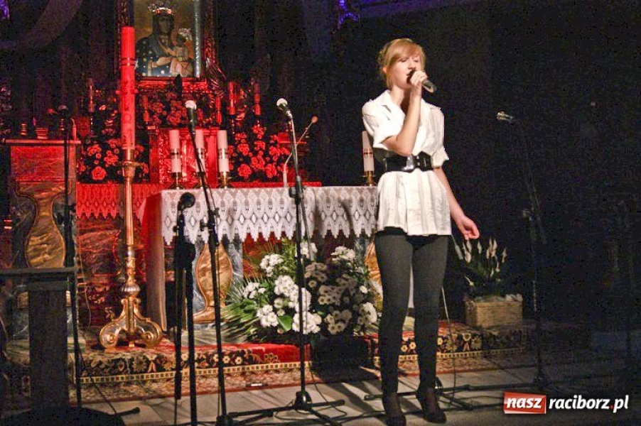 Zdjęcie w galerii na portalu naszraciborz.pl: W hołdzie bł. Janowi Pawłowi II wiadomości z regionu