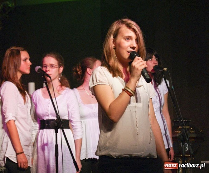 Zdjęcie w galerii na portalu naszraciborz.pl: W hołdzie bł. Janowi Pawłowi II wiadomości z regionu