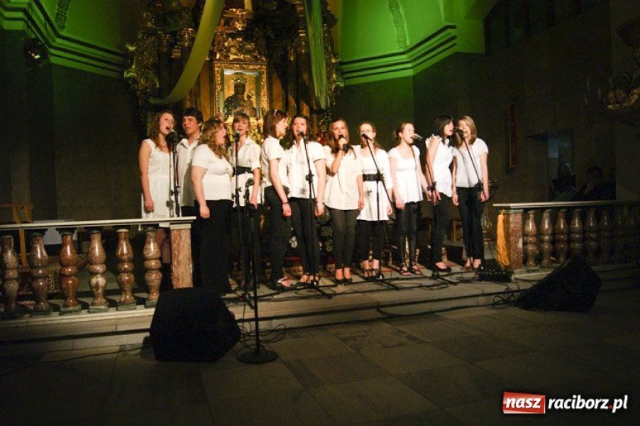 Zdjęcie w galerii na portalu naszraciborz.pl: W hołdzie bł. Janowi Pawłowi II wiadomości z regionu