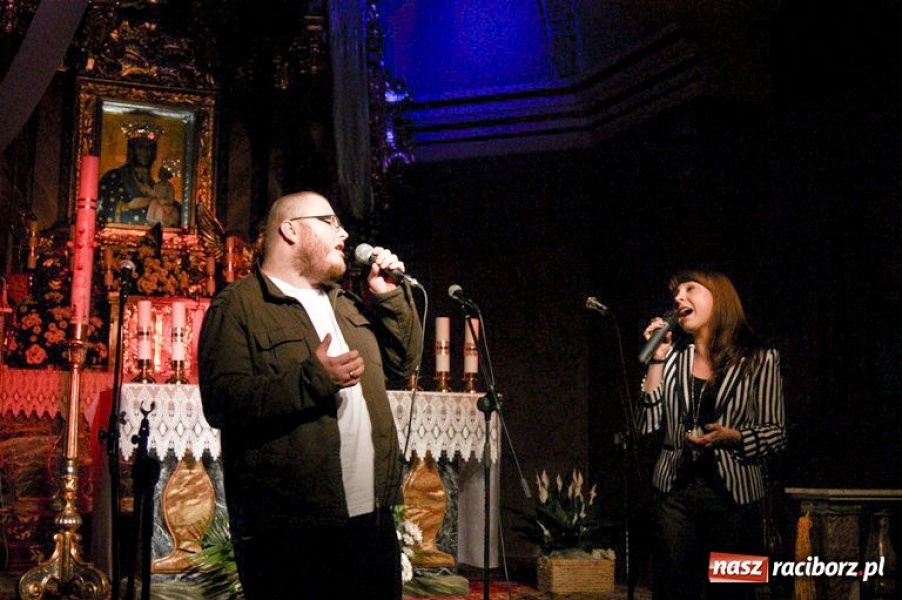 Zdjęcie w galerii na portalu naszraciborz.pl: W hołdzie bł. Janowi Pawłowi II wiadomości z regionu