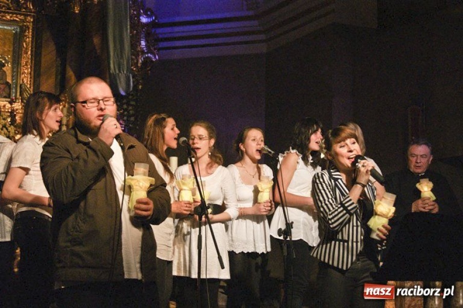 Zdjęcie w galerii na portalu naszraciborz.pl: W hołdzie bł. Janowi Pawłowi II wiadomości z regionu