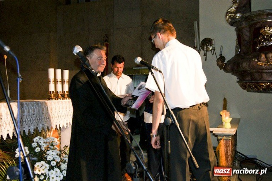 Zdjęcie w galerii na portalu naszraciborz.pl: W hołdzie bł. Janowi Pawłowi II wiadomości z regionu