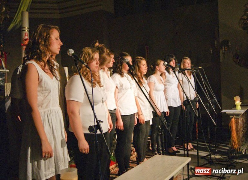 Zdjęcie w galerii na portalu naszraciborz.pl: W hołdzie bł. Janowi Pawłowi II wiadomości z regionu