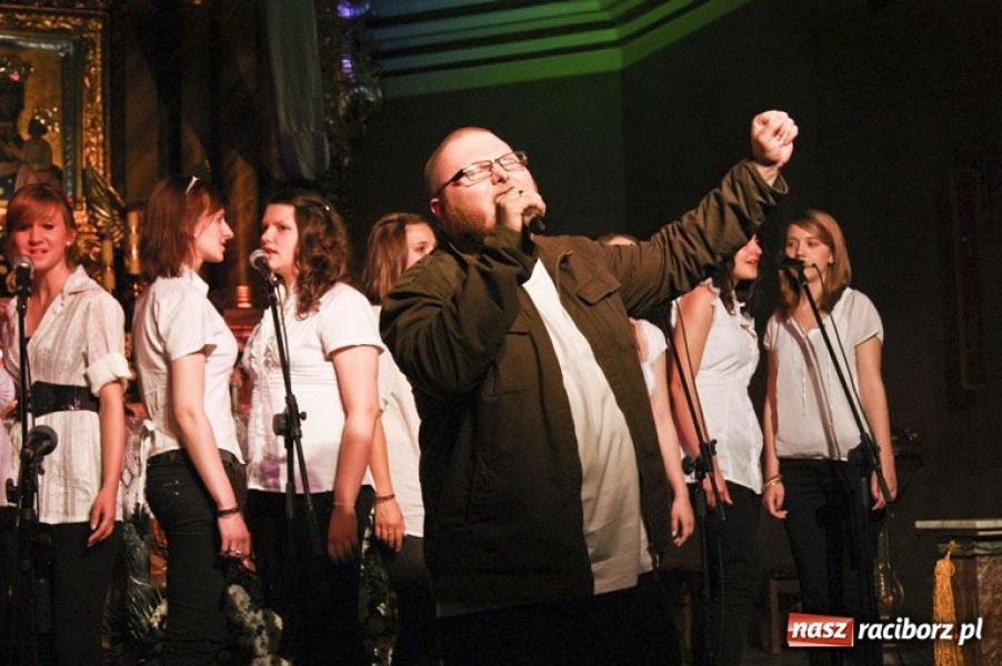 Zdjęcie w galerii na portalu naszraciborz.pl: W hołdzie bł. Janowi Pawłowi II wiadomości z regionu