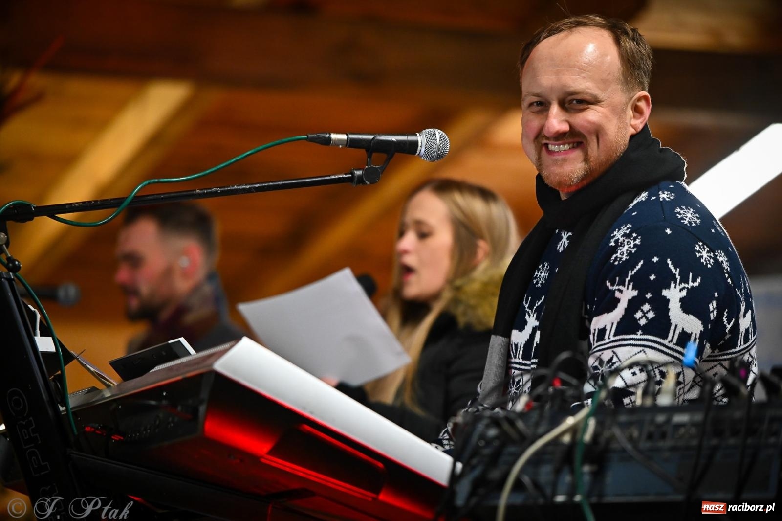 Zdjęcie w galerii na portalu naszraciborz.pl: Pierwsze wielkie rudzkie kolędowanie. Wspólne śpiewanie z Panem Babcią [FOTO i WIDEO] wiadomości z regionu