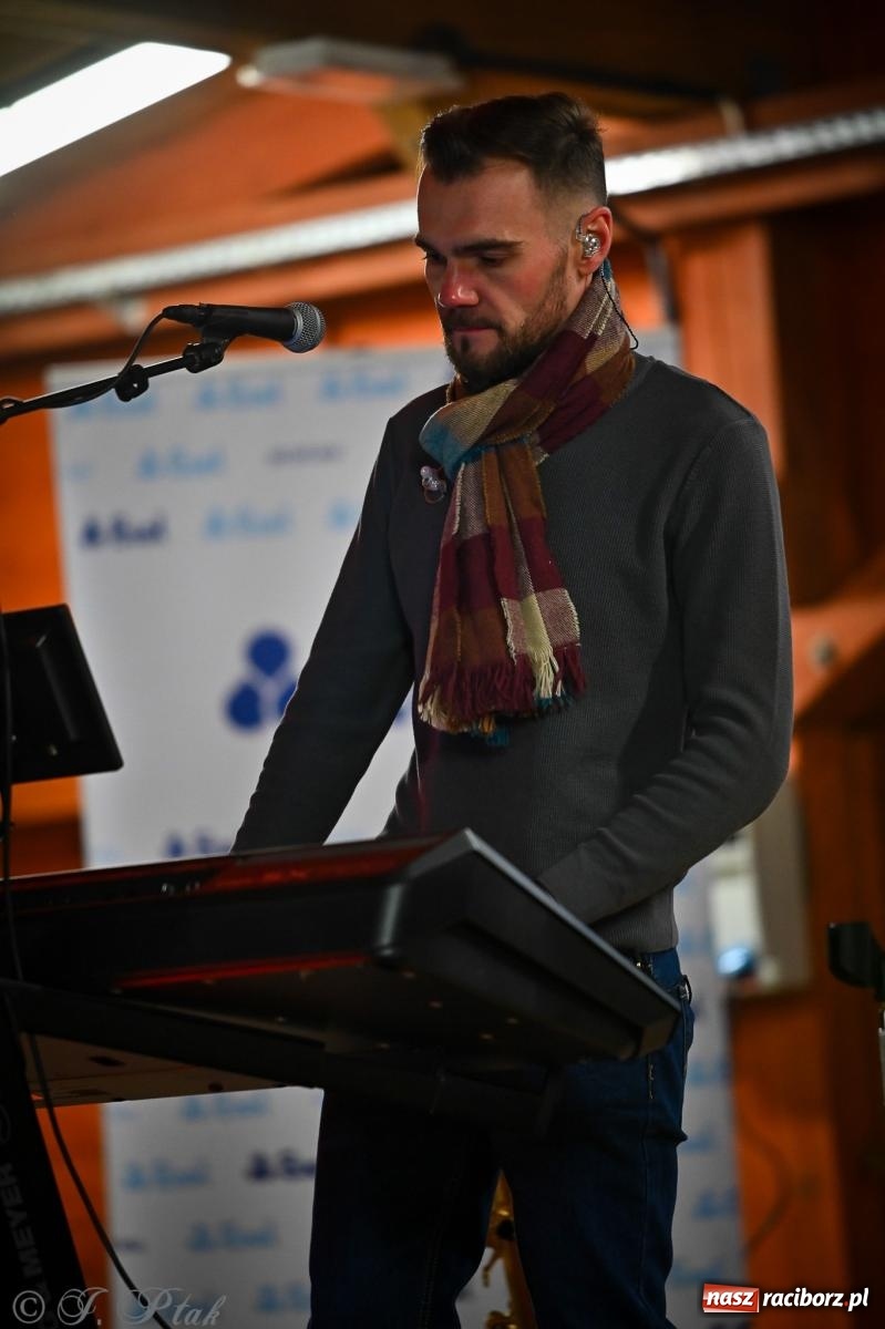 Zdjęcie w galerii na portalu naszraciborz.pl: Pierwsze wielkie rudzkie kolędowanie. Wspólne śpiewanie z Panem Babcią [FOTO i WIDEO] wiadomości z regionu