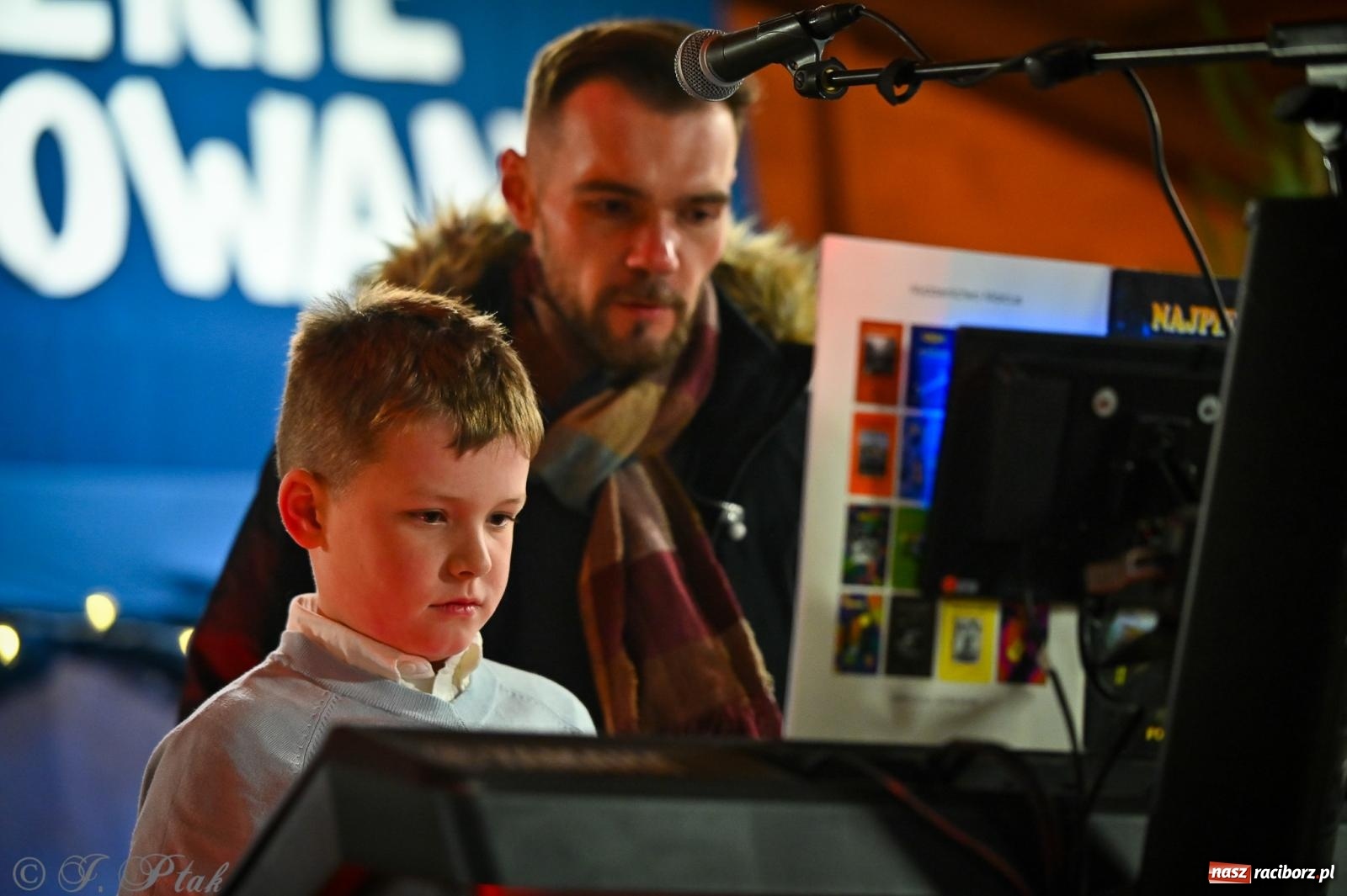 Zdjęcie w galerii na portalu naszraciborz.pl: Pierwsze wielkie rudzkie kolędowanie. Wspólne śpiewanie z Panem Babcią [FOTO i WIDEO] wiadomości z regionu