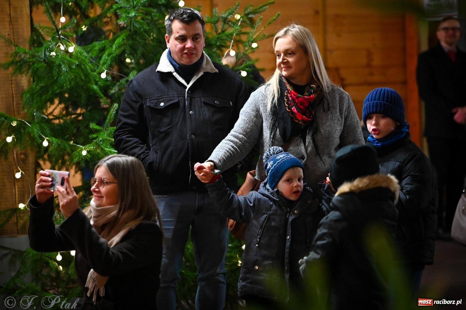 Zdjęcie w galerii na portalu naszraciborz.pl: Pierwsze wielkie rudzkie kolędowanie. Wspólne śpiewanie z Panem Babcią [FOTO i WIDEO] wiadomości z regionu
