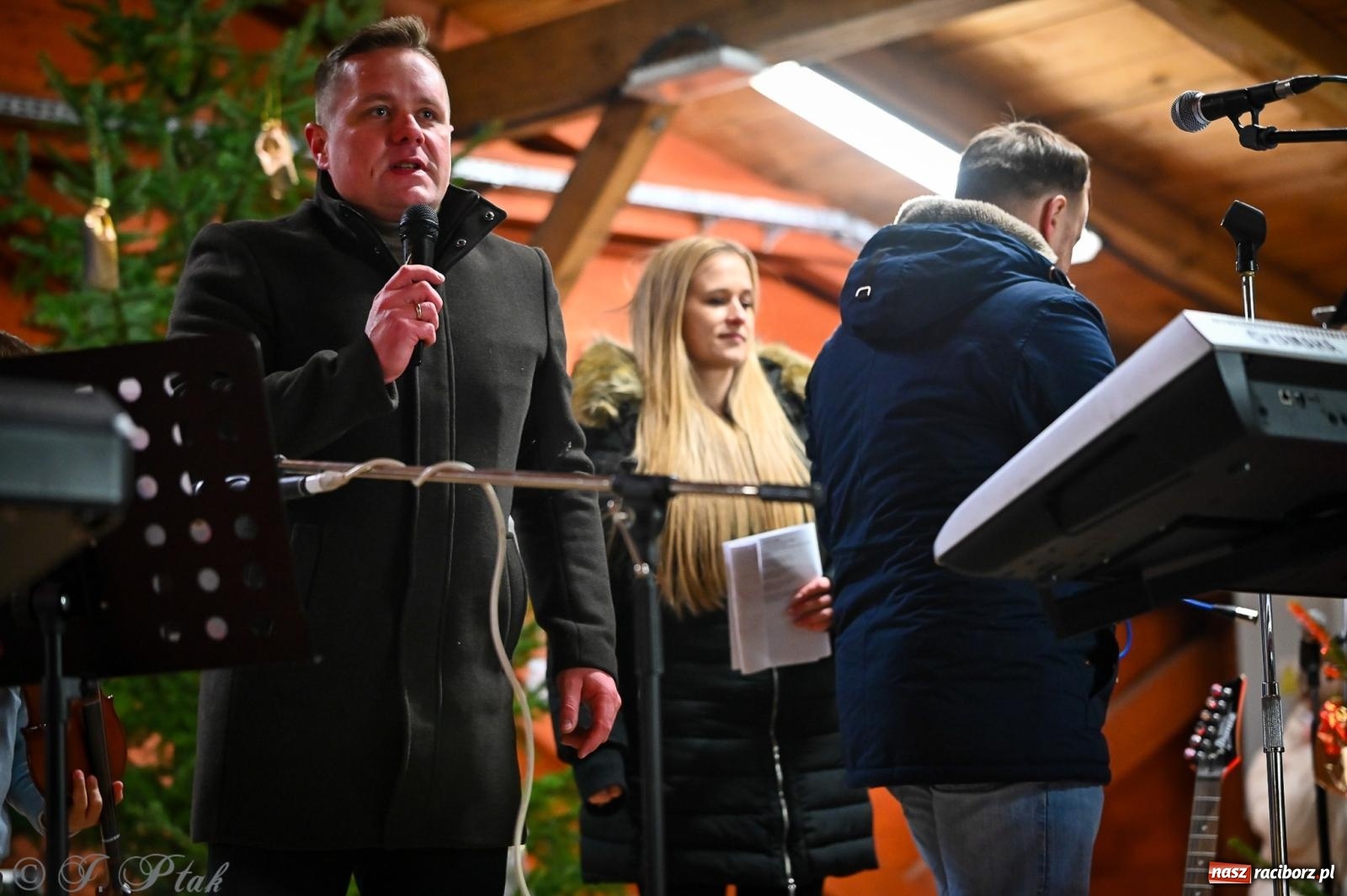 Zdjęcie w galerii na portalu naszraciborz.pl: Pierwsze wielkie rudzkie kolędowanie. Wspólne śpiewanie z Panem Babcią [FOTO i WIDEO] wiadomości z regionu