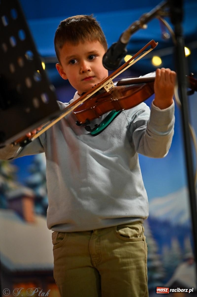 Zdjęcie w galerii na portalu naszraciborz.pl: Pierwsze wielkie rudzkie kolędowanie. Wspólne śpiewanie z Panem Babcią [FOTO i WIDEO] wiadomości z regionu