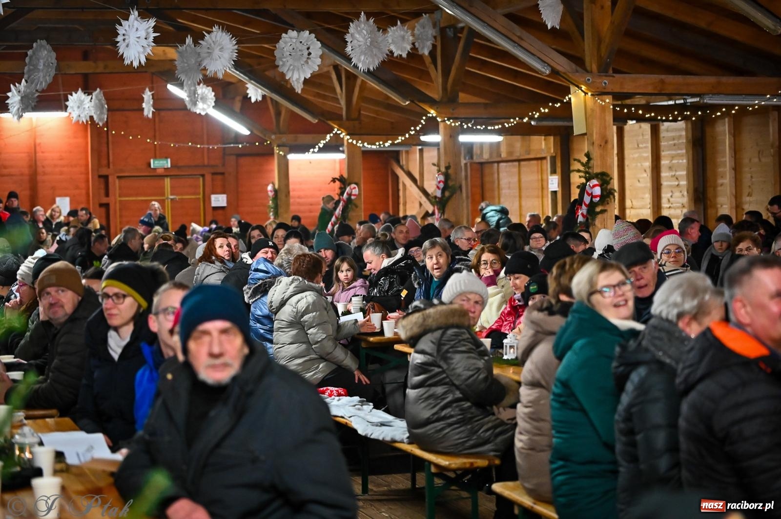 Zdjęcie w galerii na portalu naszraciborz.pl: Pierwsze wielkie rudzkie kolędowanie. Wspólne śpiewanie z Panem Babcią [FOTO i WIDEO] wiadomości z regionu