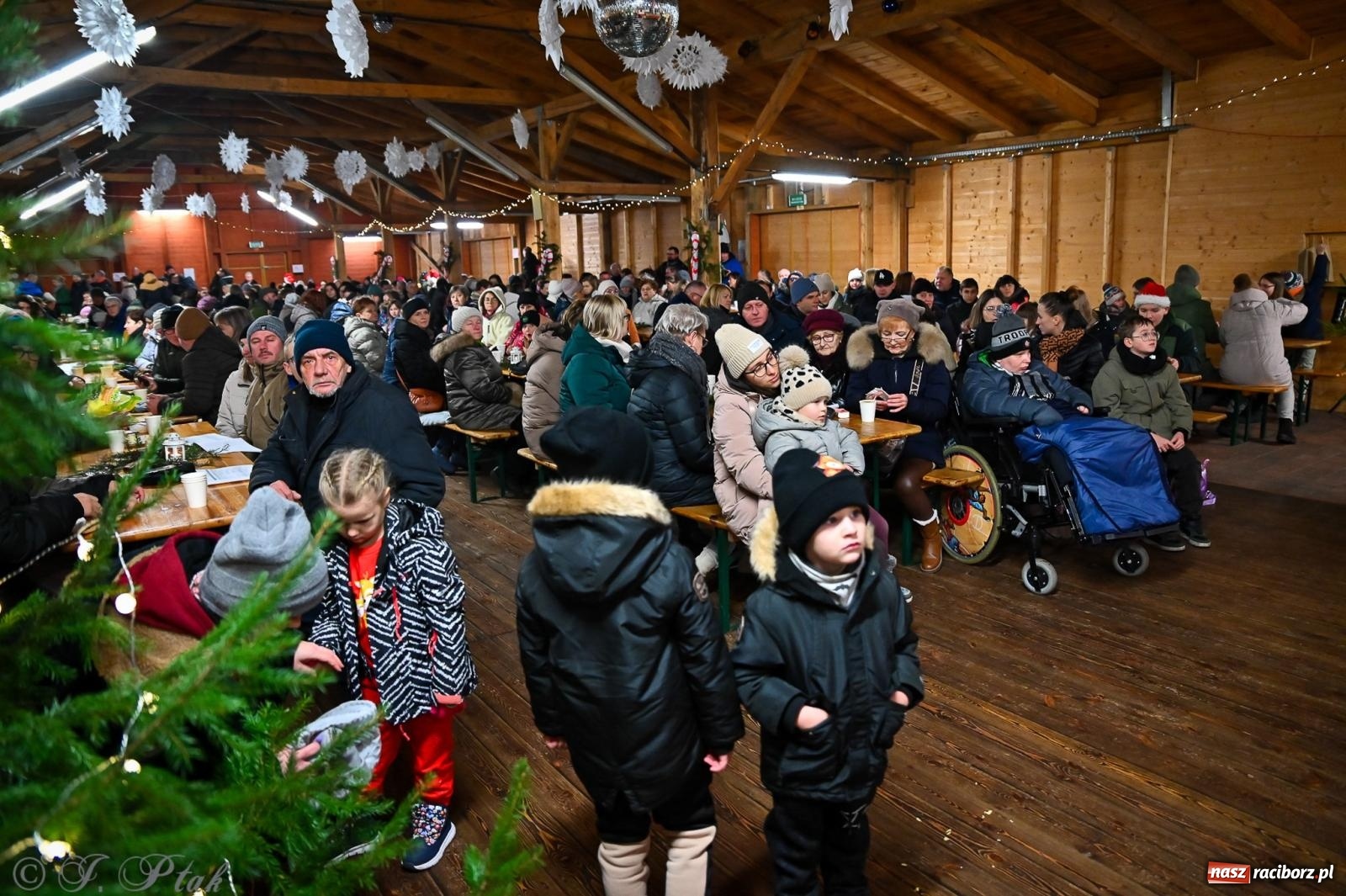 Zdjęcie w galerii na portalu naszraciborz.pl: Pierwsze wielkie rudzkie kolędowanie. Wspólne śpiewanie z Panem Babcią [FOTO i WIDEO] wiadomości z regionu