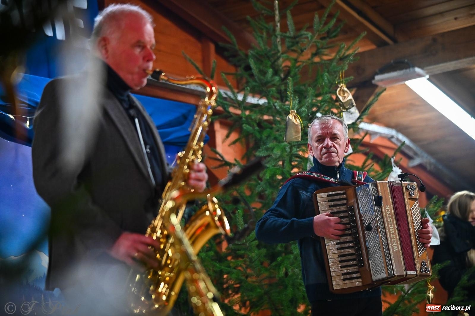 Zdjęcie w galerii na portalu naszraciborz.pl: Pierwsze wielkie rudzkie kolędowanie. Wspólne śpiewanie z Panem Babcią [FOTO i WIDEO] wiadomości z regionu