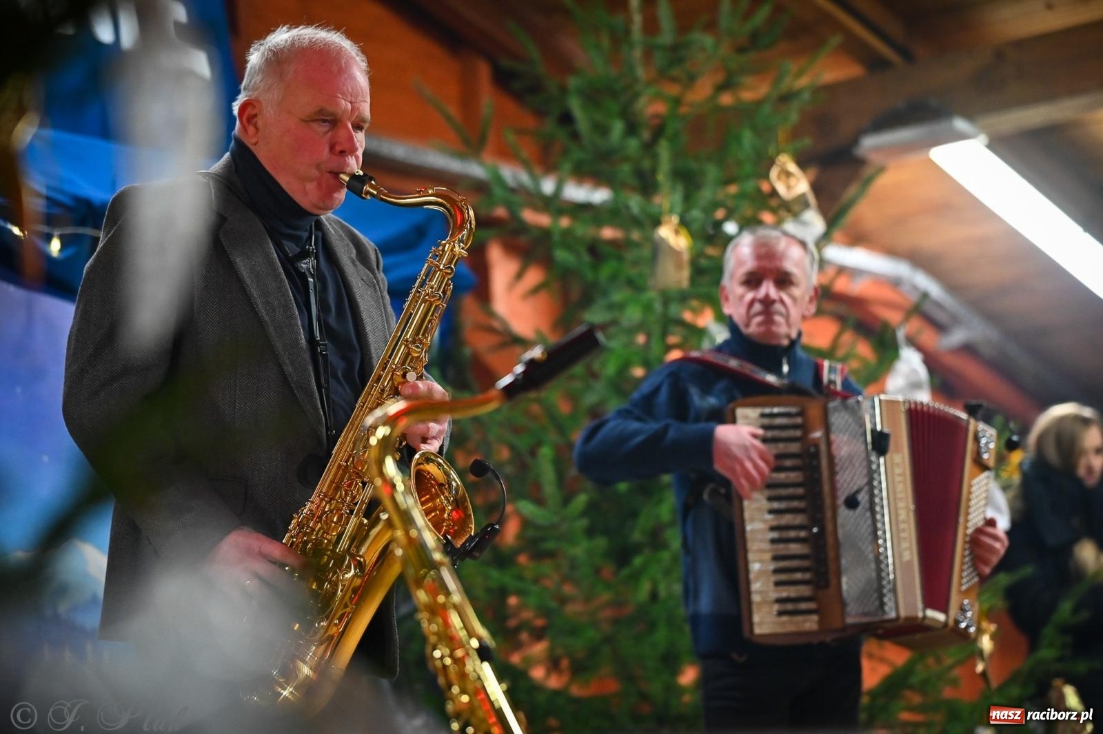 Zdjęcie w galerii na portalu naszraciborz.pl: Pierwsze wielkie rudzkie kolędowanie. Wspólne śpiewanie z Panem Babcią [FOTO i WIDEO] wiadomości z regionu
