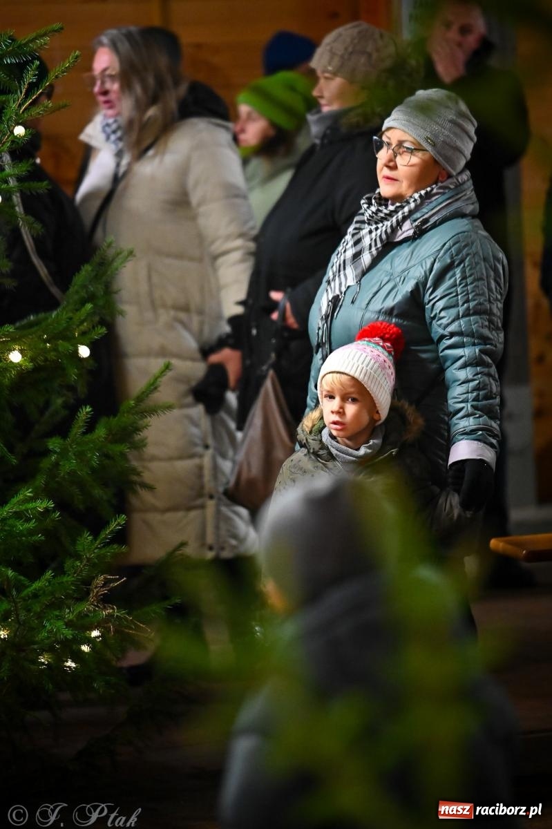 Zdjęcie w galerii na portalu naszraciborz.pl: Pierwsze wielkie rudzkie kolędowanie. Wspólne śpiewanie z Panem Babcią [FOTO i WIDEO] wiadomości z regionu