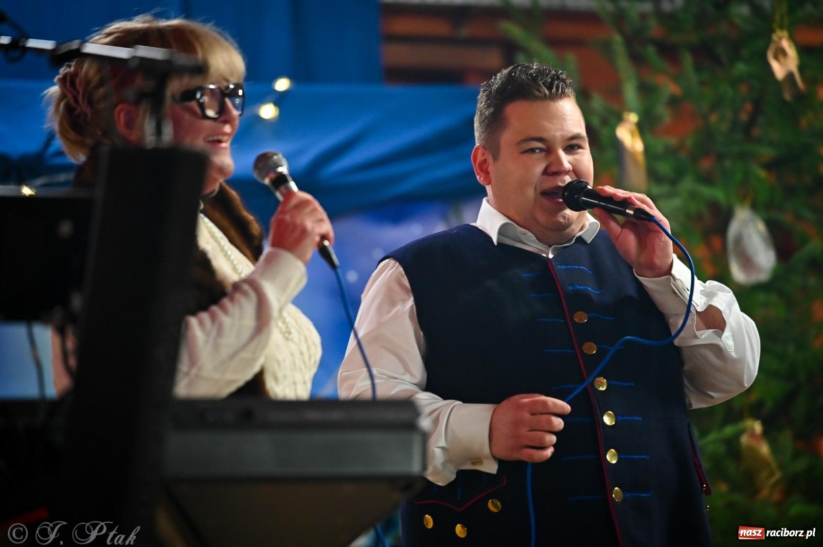 Zdjęcie w galerii na portalu naszraciborz.pl: Pierwsze wielkie rudzkie kolędowanie. Wspólne śpiewanie z Panem Babcią [FOTO i WIDEO] wiadomości z regionu