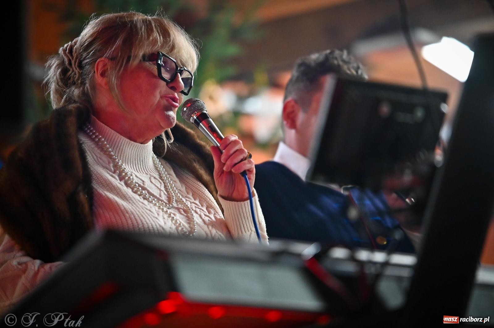 Zdjęcie w galerii na portalu naszraciborz.pl: Pierwsze wielkie rudzkie kolędowanie. Wspólne śpiewanie z Panem Babcią [FOTO i WIDEO] wiadomości z regionu