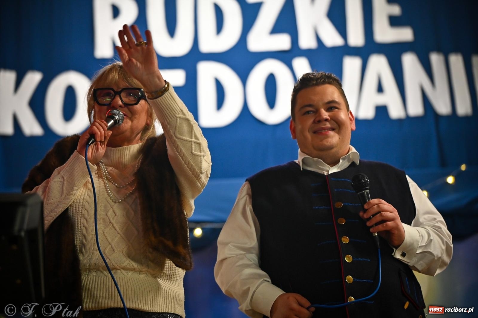 Zdjęcie w galerii na portalu naszraciborz.pl: Pierwsze wielkie rudzkie kolędowanie. Wspólne śpiewanie z Panem Babcią [FOTO i WIDEO] wiadomości z regionu