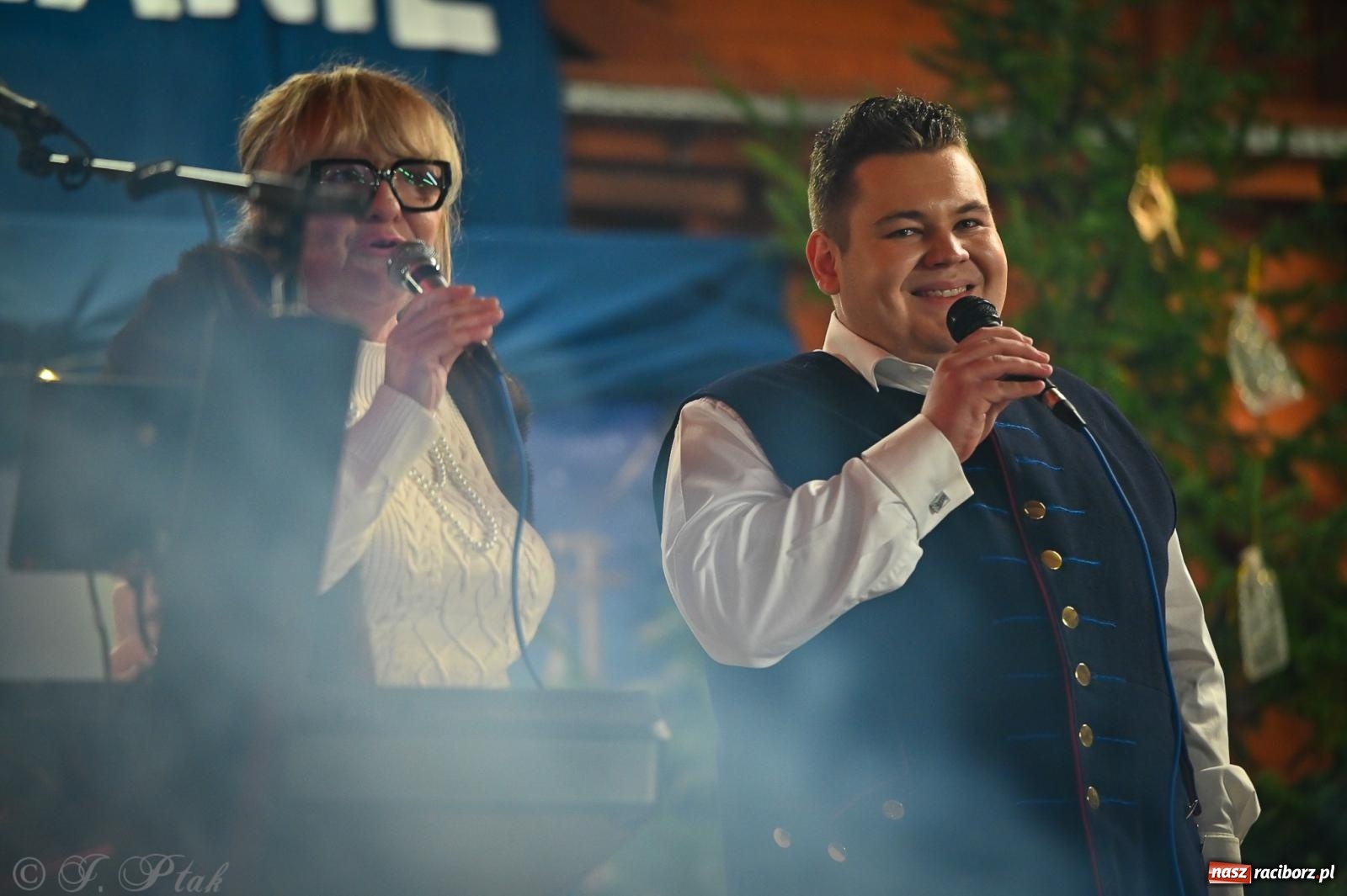 Zdjęcie w galerii na portalu naszraciborz.pl: Pierwsze wielkie rudzkie kolędowanie. Wspólne śpiewanie z Panem Babcią [FOTO i WIDEO] wiadomości z regionu