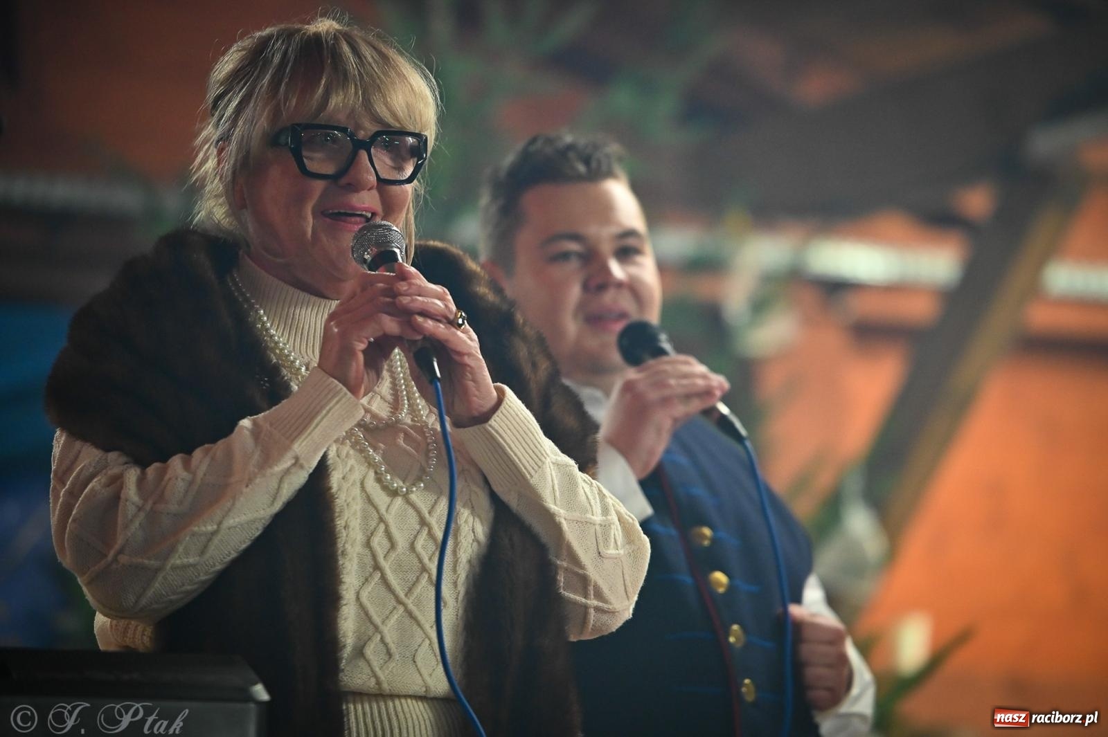 Zdjęcie w galerii na portalu naszraciborz.pl: Pierwsze wielkie rudzkie kolędowanie. Wspólne śpiewanie z Panem Babcią [FOTO i WIDEO] wiadomości z regionu