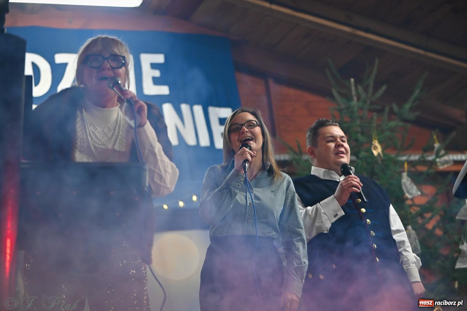 Zdjęcie w galerii na portalu naszraciborz.pl: Pierwsze wielkie rudzkie kolędowanie. Wspólne śpiewanie z Panem Babcią [FOTO i WIDEO] wiadomości z regionu