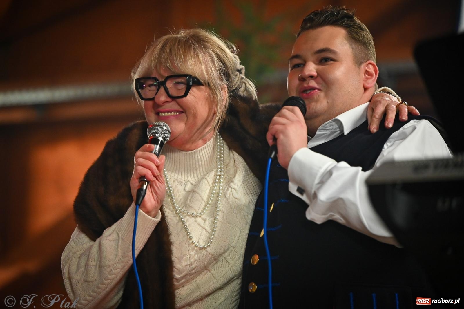 Zdjęcie w galerii na portalu naszraciborz.pl: Pierwsze wielkie rudzkie kolędowanie. Wspólne śpiewanie z Panem Babcią [FOTO i WIDEO] wiadomości z regionu