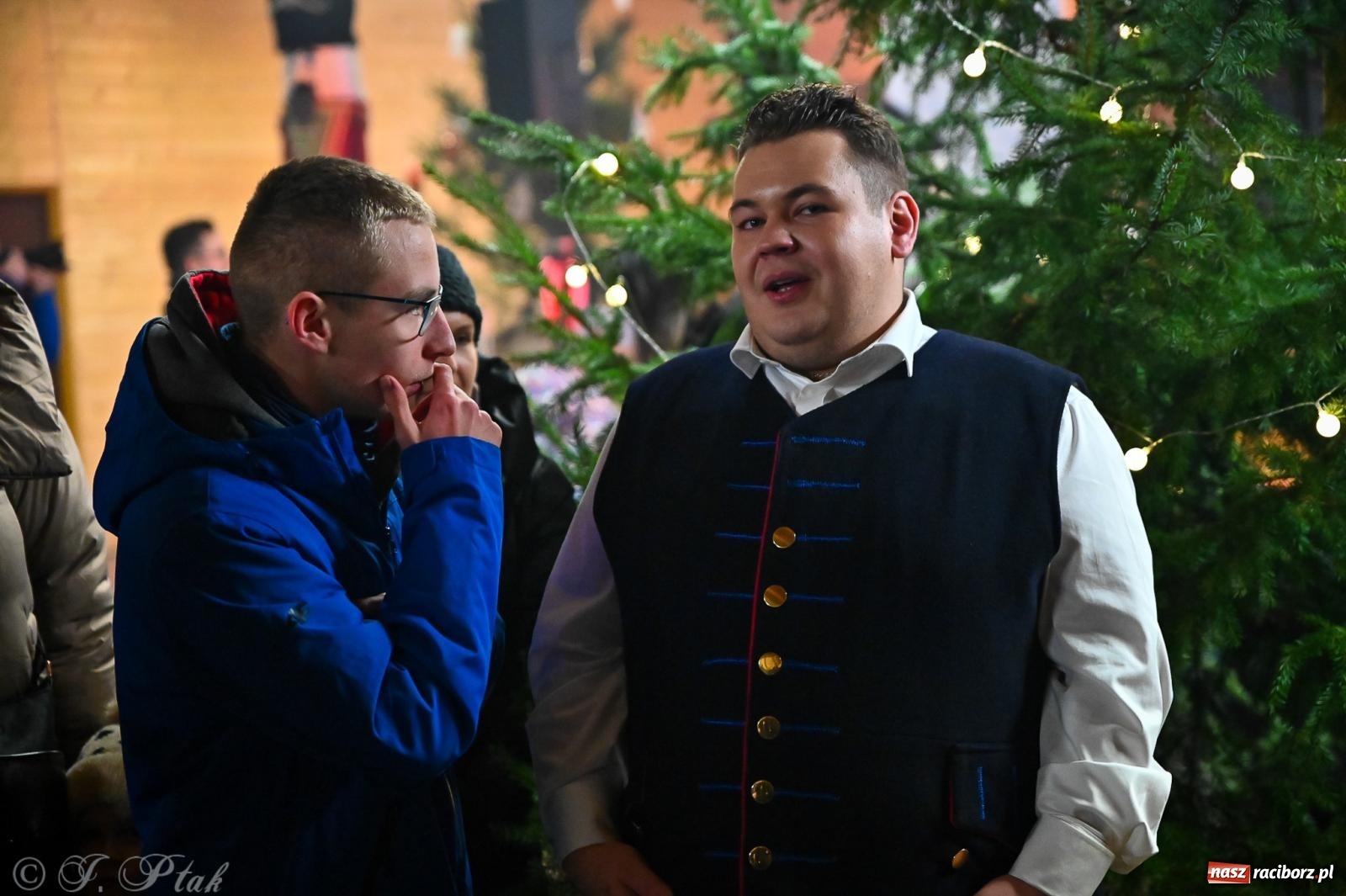 Zdjęcie w galerii na portalu naszraciborz.pl: Pierwsze wielkie rudzkie kolędowanie. Wspólne śpiewanie z Panem Babcią [FOTO i WIDEO] wiadomości z regionu