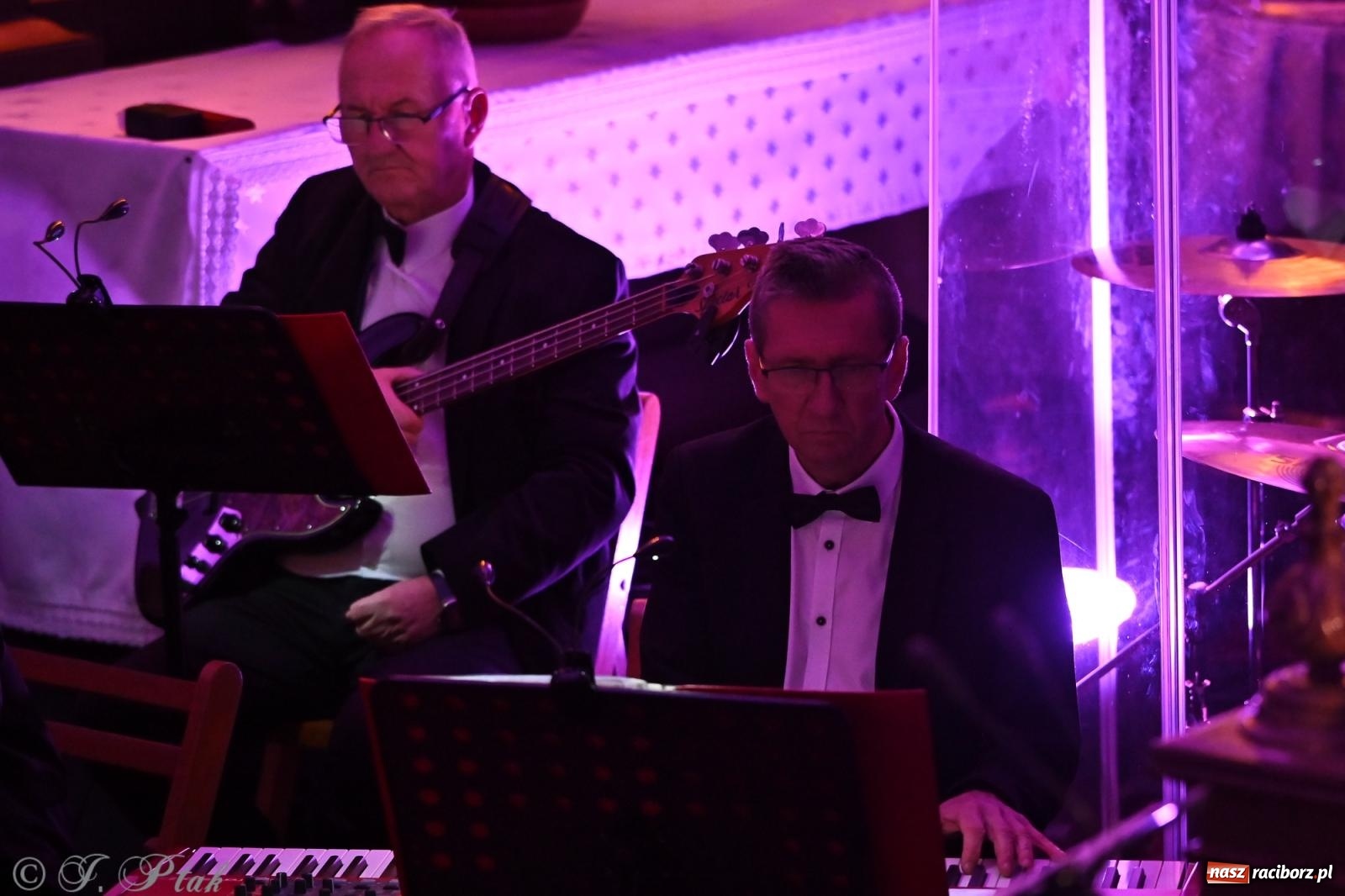 Zdjęcie w galerii na portalu naszraciborz.pl: Koncert kolęd w kościele pw. WNMP w Raciborzu. Wystąpiła orkiestra Plania i solistki wiadomości z regionu