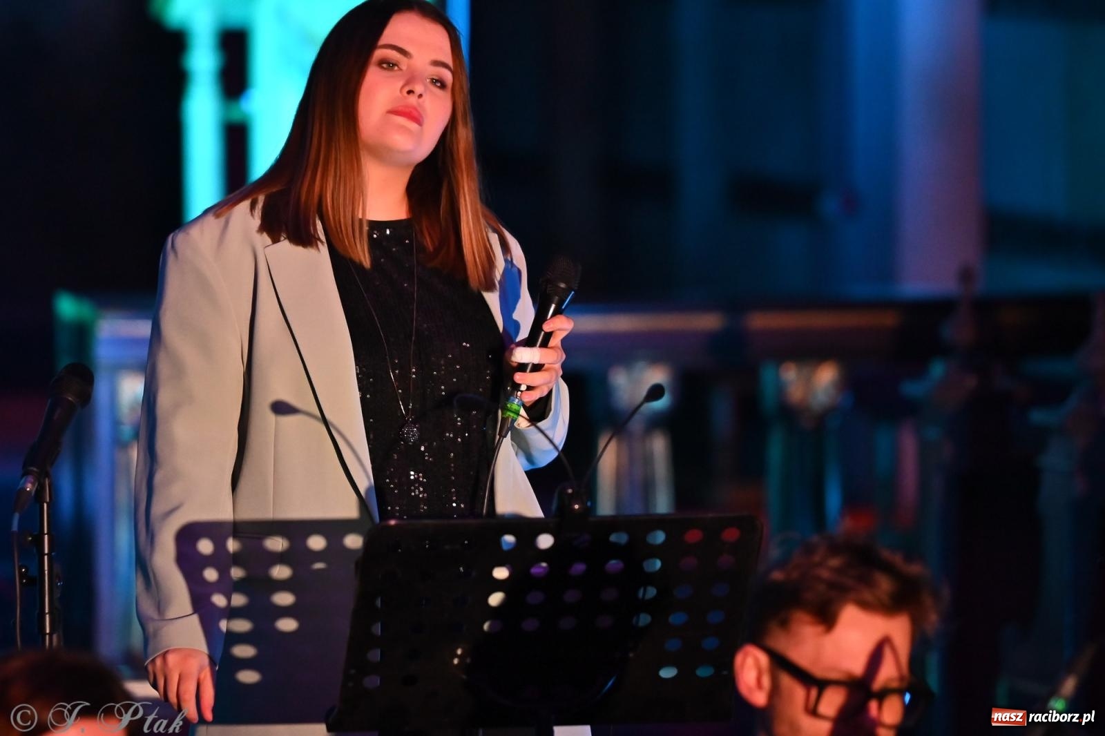 Zdjęcie w galerii na portalu naszraciborz.pl: Koncert kolęd w kościele pw. WNMP w Raciborzu. Wystąpiła orkiestra Plania i solistki wiadomości z regionu